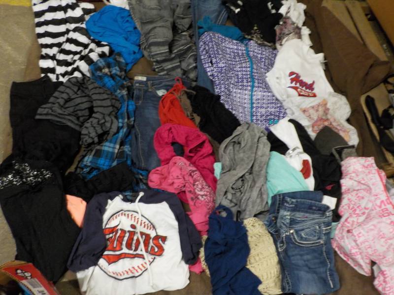 lot 178 image: Lot of Jrs Clothing and Hangers v...