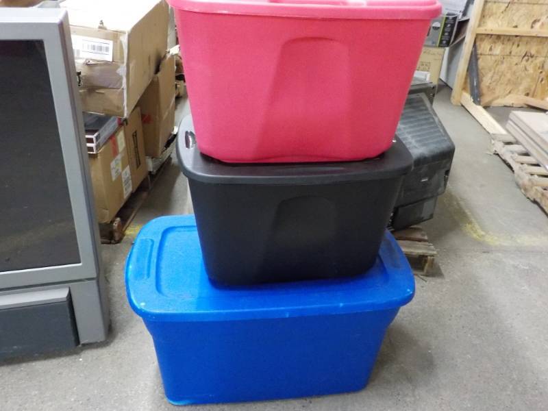 lot 190 image: 3 Totes with covers...