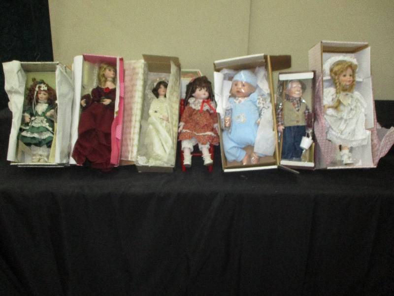 7 porcelin dolls