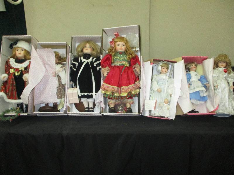 7 porcelin dolls