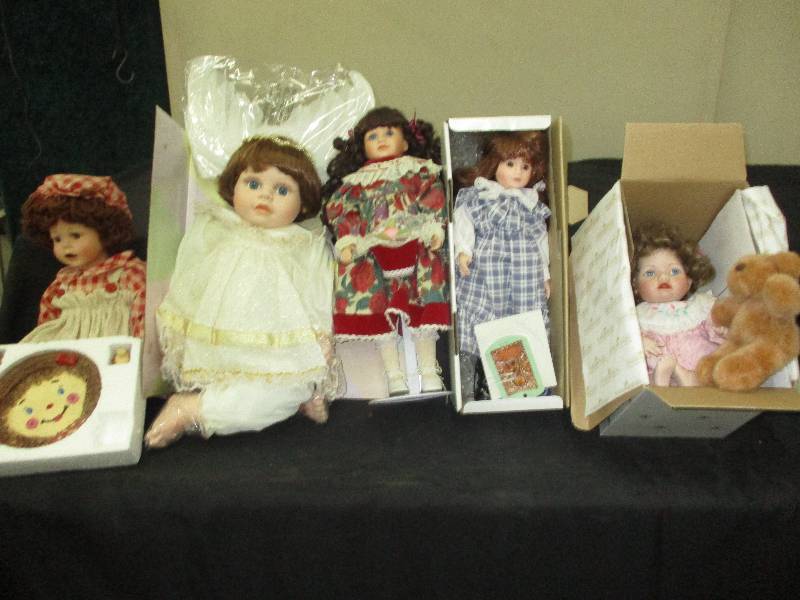 5 porcelin dolls