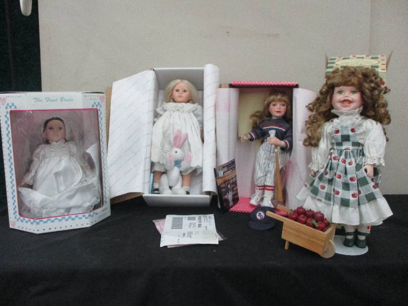 4 dporcelin dolls