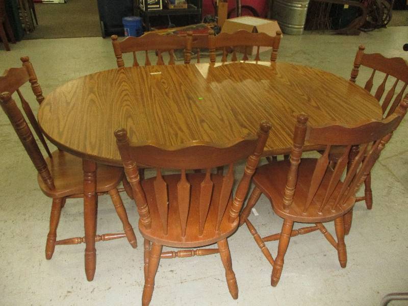 kitchen tablew with 7 chairs