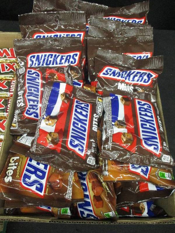 24 packs os snickers