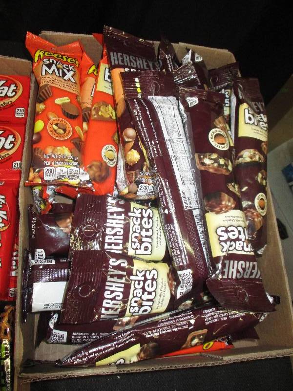 28 packs rteeses and hershys snack packs
