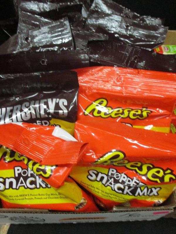 16 packs reeses and hersheys snack mix