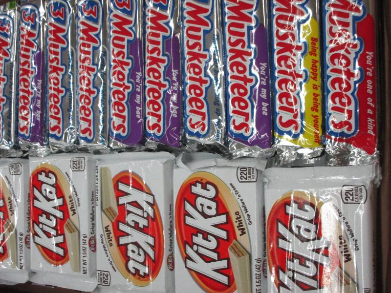 46 various kit kat and three muskaterrs
