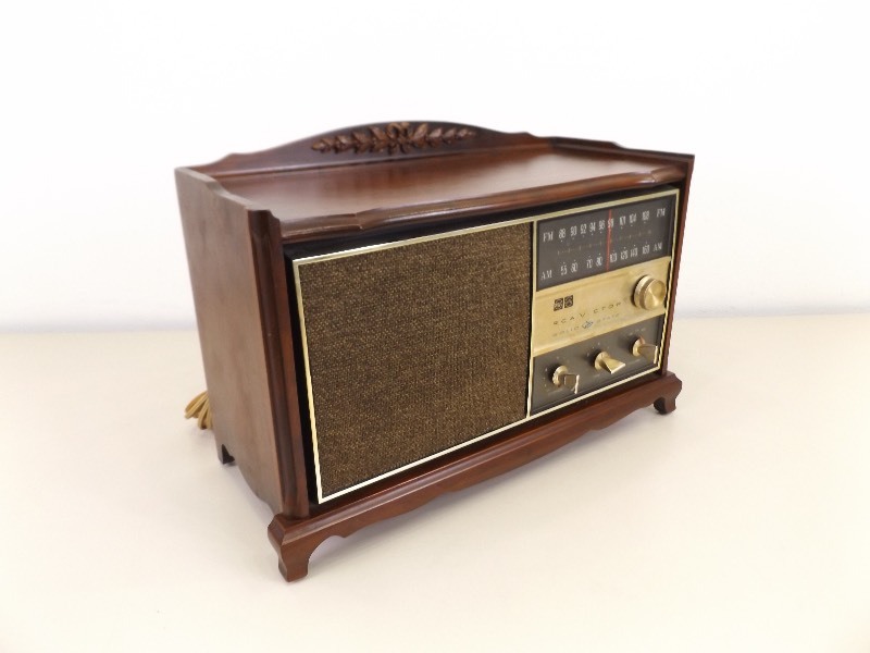 lot 30 image: Vintage WORKING RCA Fruitwood RHC45F Radio