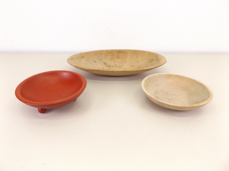 lot 34 image: Lot of 3 Vintage Munising Wood Bowls