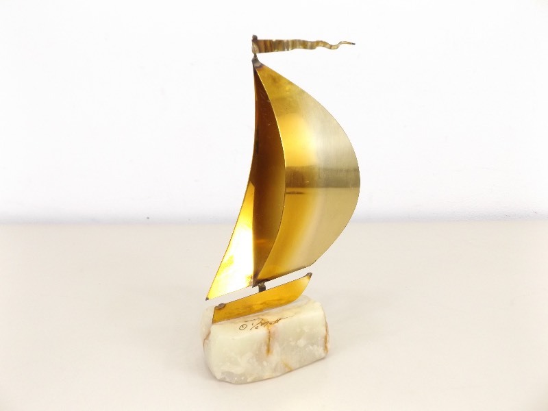 lot 38 image: Mid Century 8.5 DeMott Brass Sailboat Sculpture