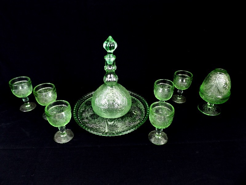 lot 42 image: Vintage 9 Piece&nbspTiara&nbspChantilly Green Decanter and Serving Set