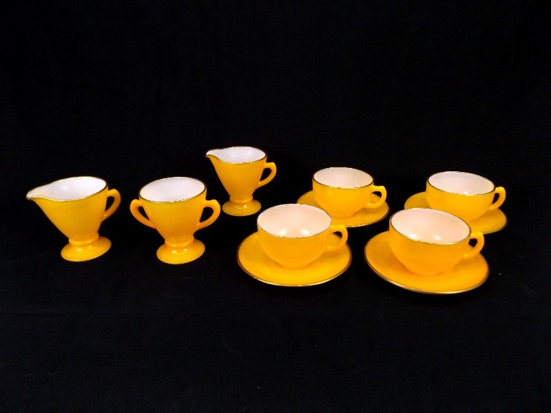 lot 45 image: Vintage Mid Century Cream, Sugar, Tea Set