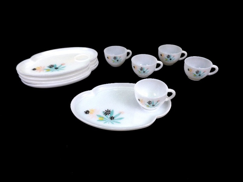 lot 46 image: Vintage Mid Century 10 Piece Luncheon Set