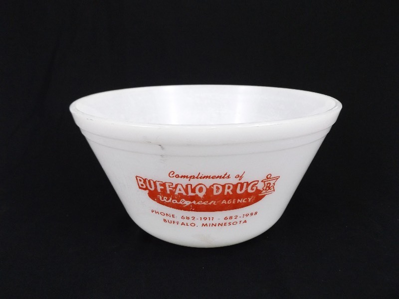 lot 47 image: Vintage 9 Federal Glass Advertising Bowl