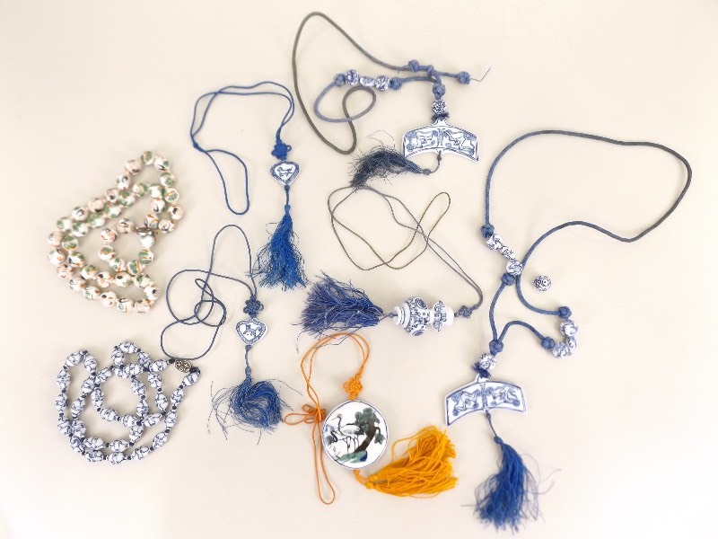 lot 63 image: Lot of Vintage Asian Themed Porcelain Jewelry