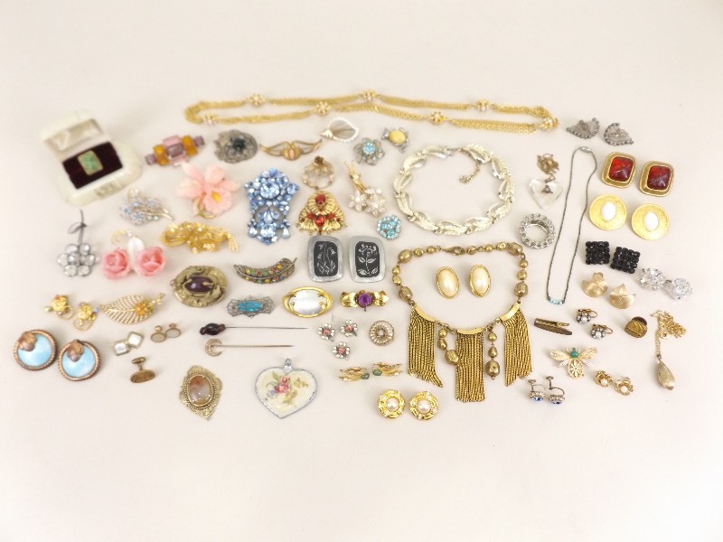 lot 65 image: Lot of Vintage Jewelry
