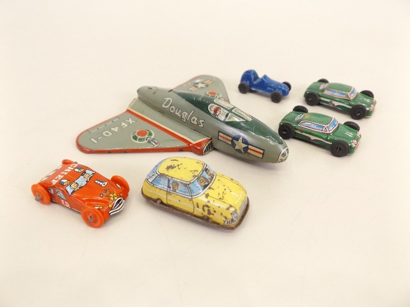 lot 78 image: 6 Small&nbspVintage&nbspTin Dime Store Candy Machine Toys