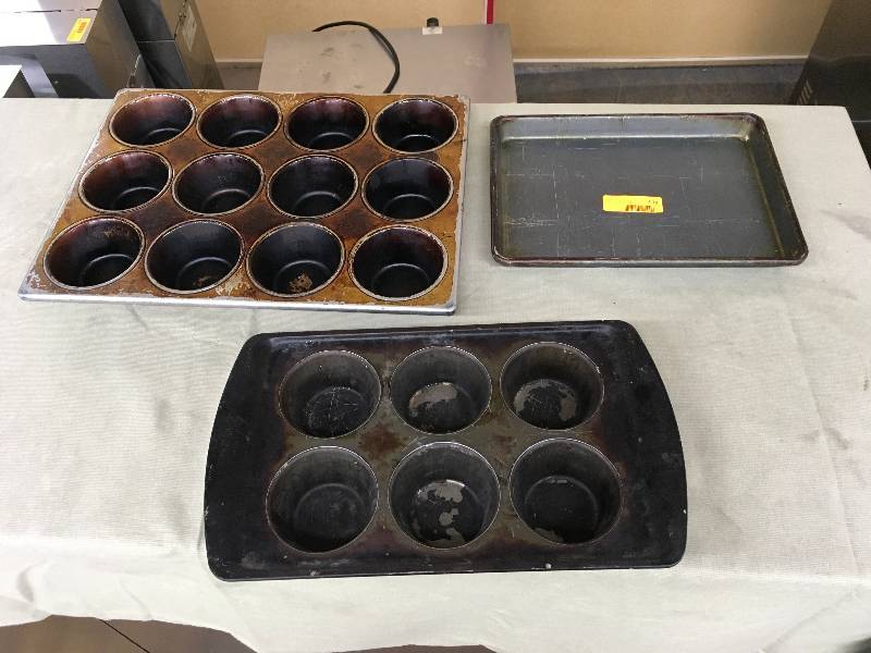 lot 578 image: Three Baking Pans