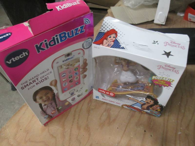 Kidibizz and Aladdin figurines...
