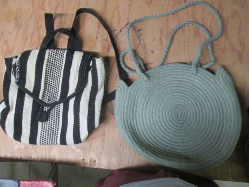 lot of 2 handbags...