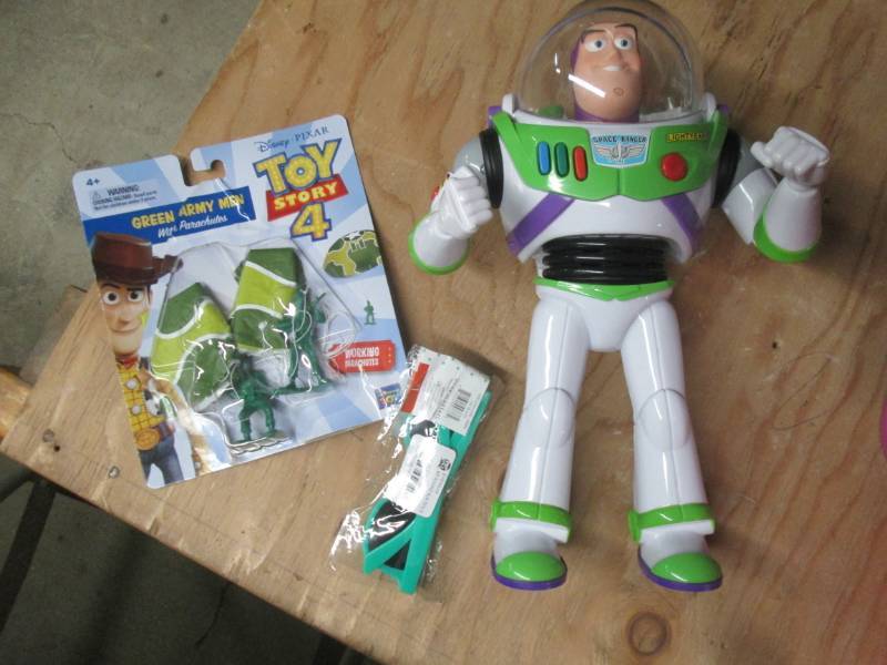 toy store buzz lightyear and sergea...