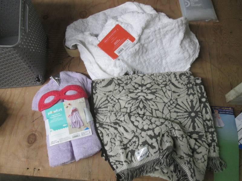 lot of 3 bath towels open package ...