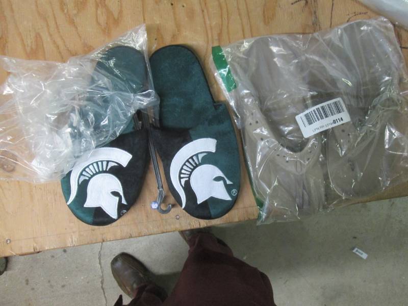 size 9 mens slippers...