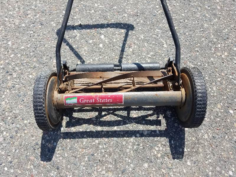 lot 40 image: Rotary Push Mower