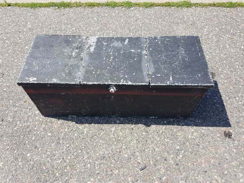 lot 10 image: Aluminum Storage Box
