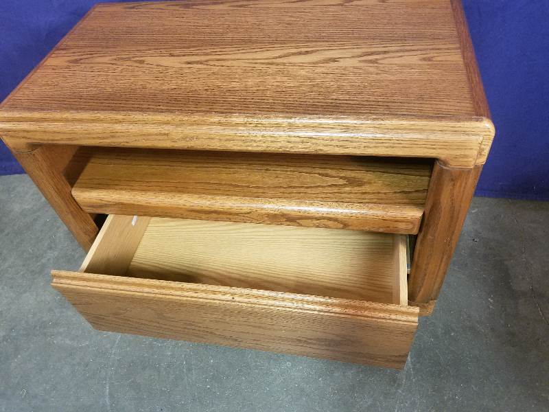 lot 15 image: End Table