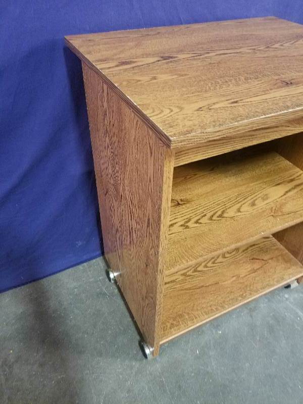 lot 16 image: End Table