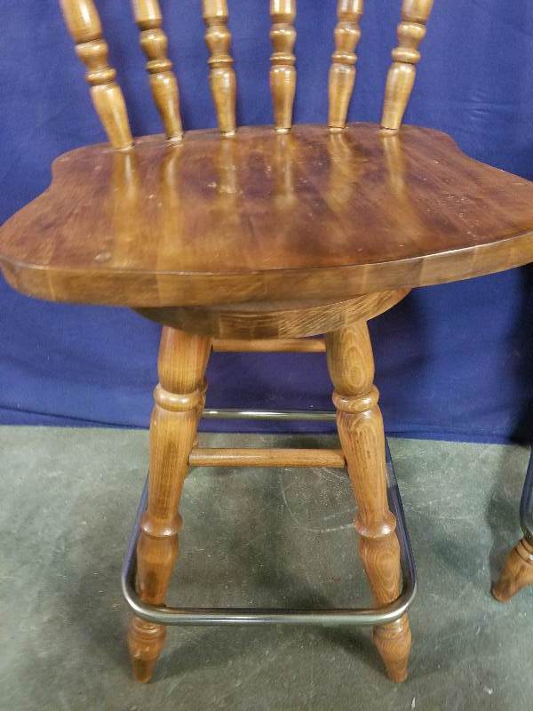 lot 17 image: Bar StoolsChairs