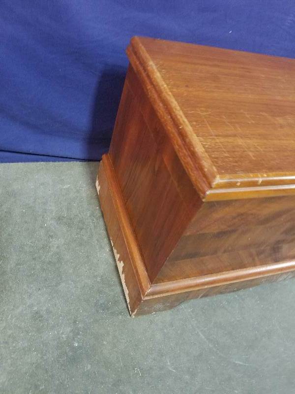 lot 18 image: Cedar Chest