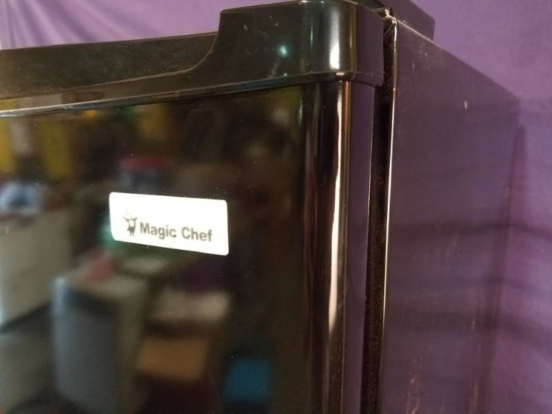 lot 50 image: Small Refrigerator