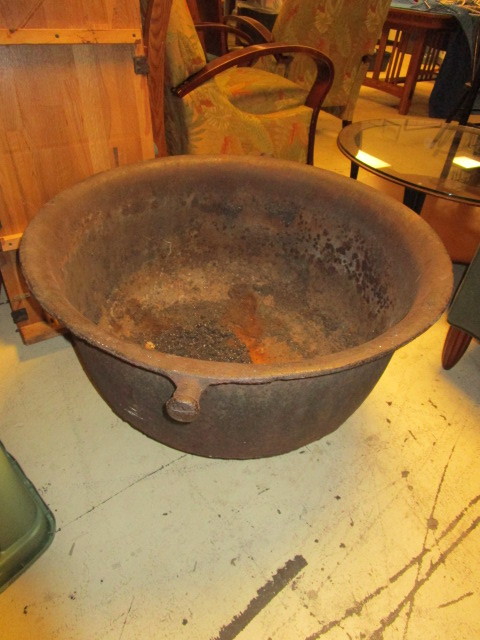 lot 318 image: IRON CAULDRON