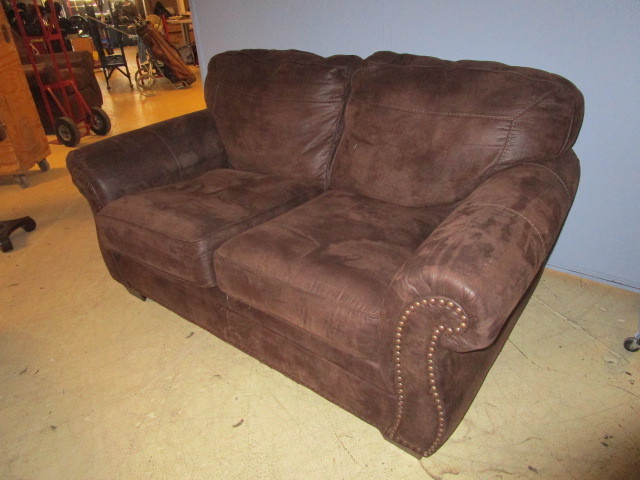 lot 325 image: ASHLEY FURNITURE SOFA