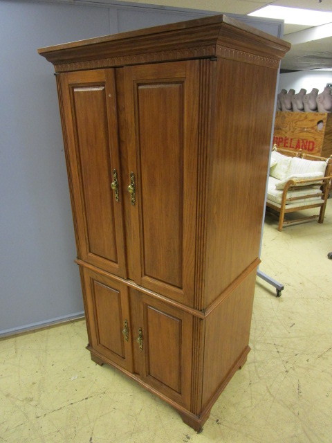 lot 333 image: ENTERTAINMENT CENTER