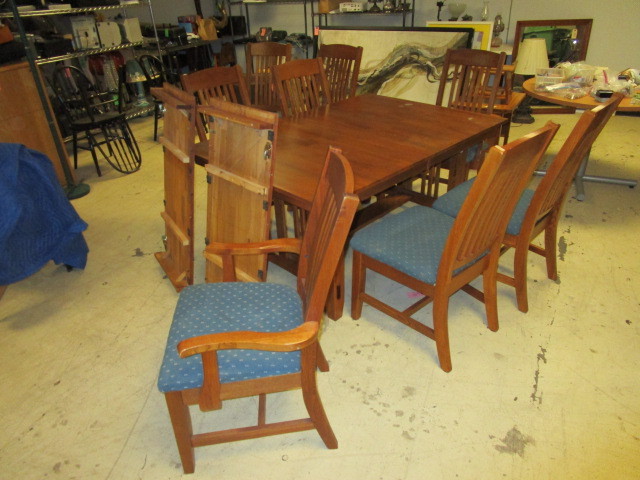 lot 341 image: DINING ROOM TABLE SET