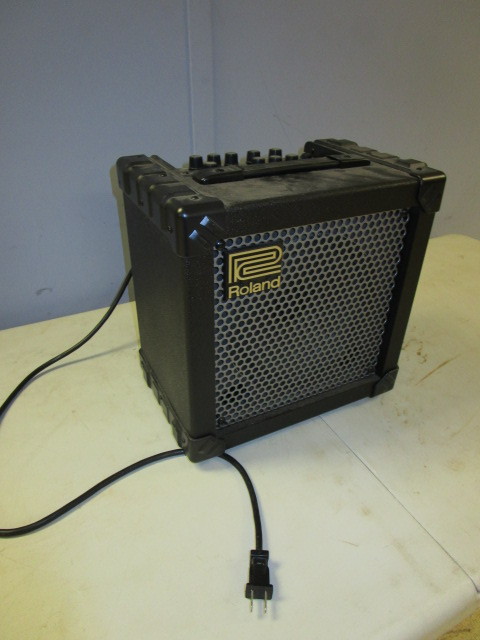 lot 352 image: ROLAND GUITAR AMPLIFIER
