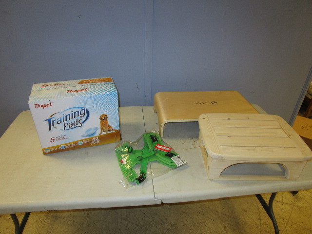 lot 363 image: DOG TRAINING AIDS AND STEP STOOLS