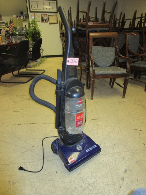 lot 370 image: BISSELL UPRIGHT VACUUM