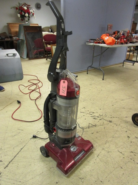 lot 371 image: HOOVER UPRIGHT VACUUM