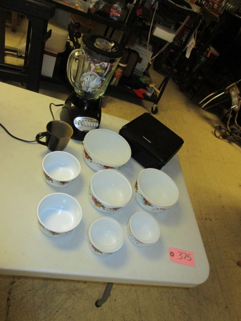 lot 375 image: HAMILTON BEACH BENDER, BLACK & DECKER HAND MIXER AND STORAGE BOWLS