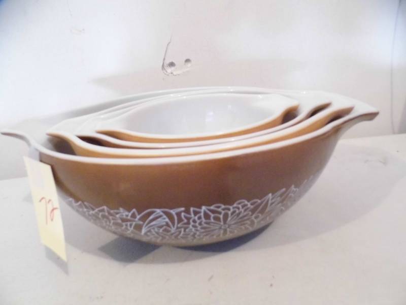 Lot of 4 Pyrex Bowls
