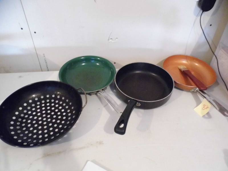 Lot of 3 Frying Pans   Grill Basket