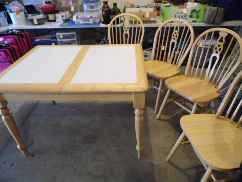Table w 4 Chairs