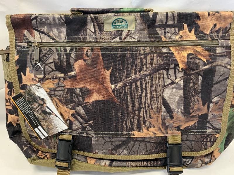 lot 19 image: New Woodland Camo Messenger  Computer Bag  Sports Bag