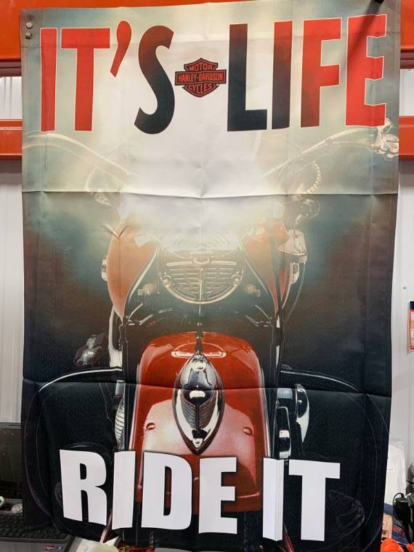 lot 40 image: Harley Davidson Flag New 30 x 43