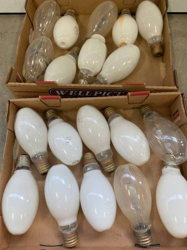 lot 64 image: Lot of 19 Working Mercury HID Light Bulbs