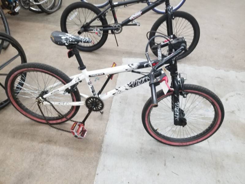 lot 219 image: Thruster   Single-speed  16-inch Trick Bike